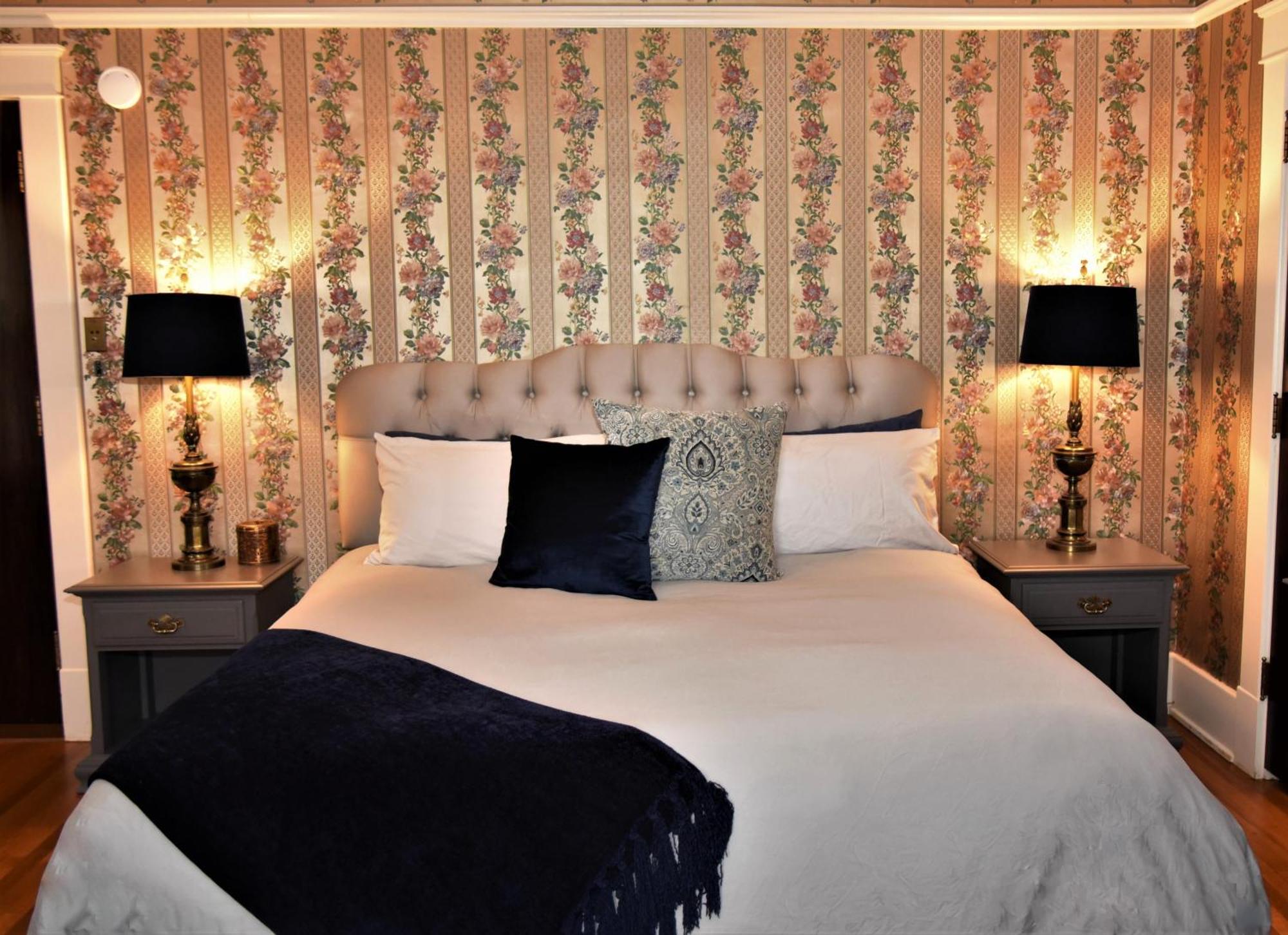 Deluxe Double Room (2 Adults + 1 Child)